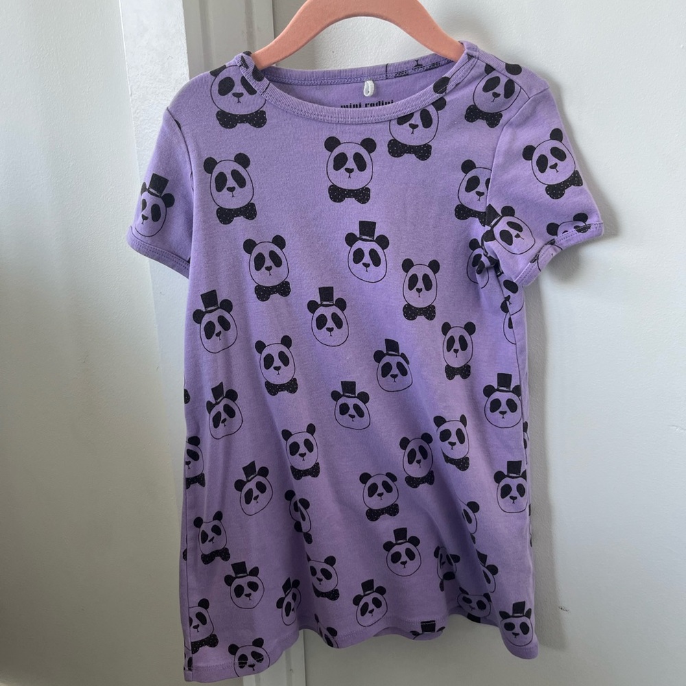 Mini Rodini Purple Panda Print Dress
GOTS certified
Size 3-5yr old 104/110